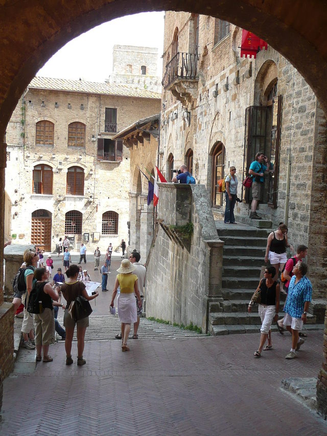 Wejście do Palazzo del Popolo