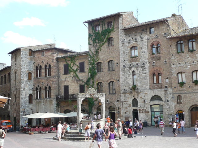 Piazza della Cisterna 2