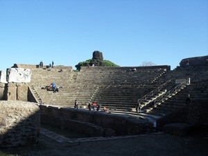Ostia Antica - teatr z II wieku na około 4000 widzów