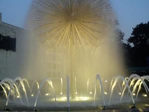 Stanisławów - fontanna przed hotelem