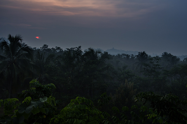 Słońce wschodzi zza Merapi. 