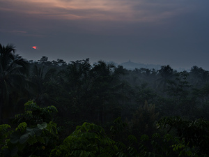 Słońce wschodzi zza Merapi. 
