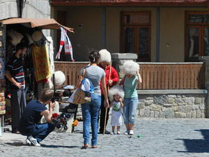 rodzinne przymierzanie czapek