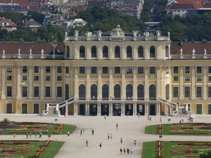 Barokowa fasada pałacu Schonbrunn.