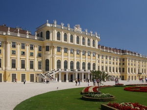 Fasada pałacu od strony ogrodów.