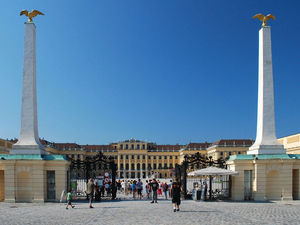 Brama wejściowa do pałacu Schonbrunn.