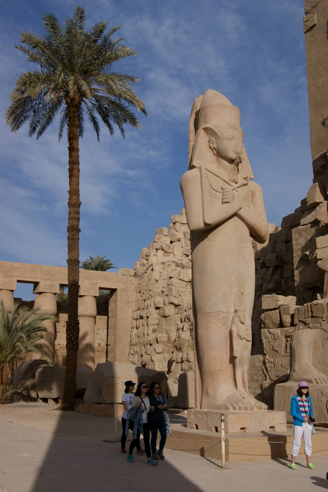 Posąg Ramzesa II z córką u jego stóp