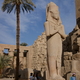 Posąg Ramzesa II z córką u jego stóp