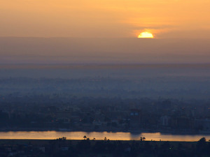 Wschód słońca nad Luxorem