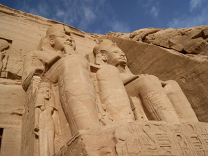 Posągi Ramzesa II na fasadzie