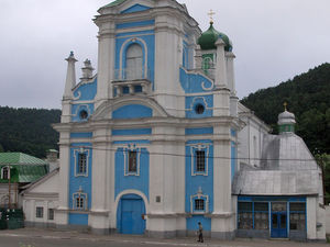 Zabytkowa cerkiew w centrum.