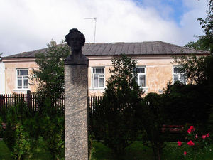 Pomnik Juliusza Słowackiego obok dworku Januszewskich.
