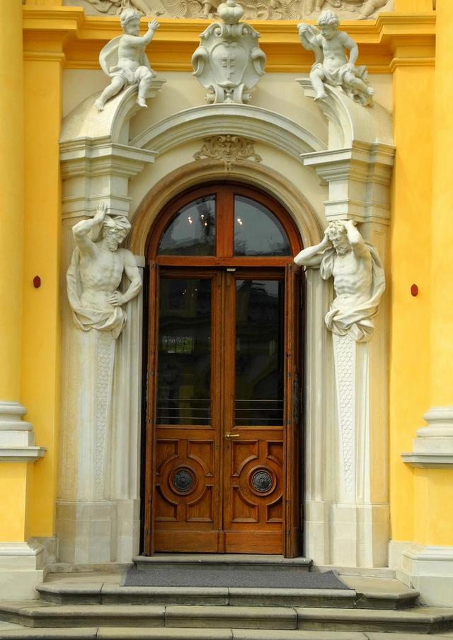 Portal wejścia bocznego w skrzydle pałacu
