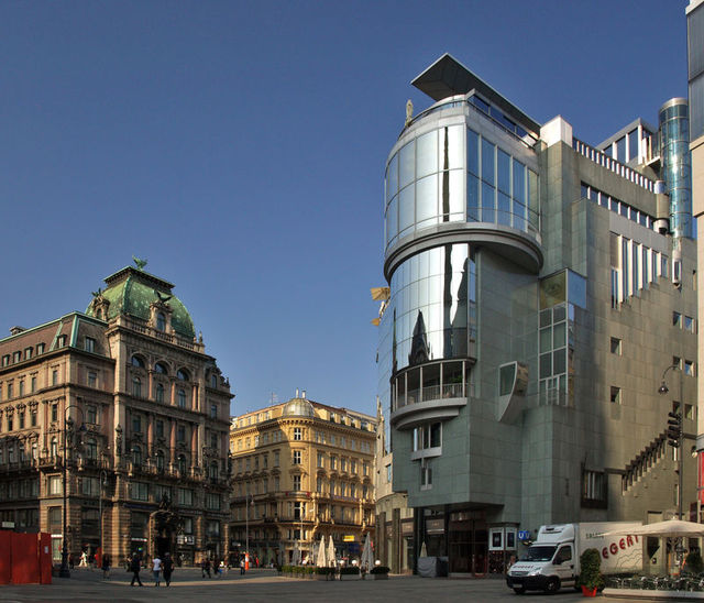 Połączenie starej i nowej architektury w Centrum.