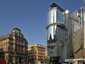 Połączenie starej i nowej architektury w Centrum.