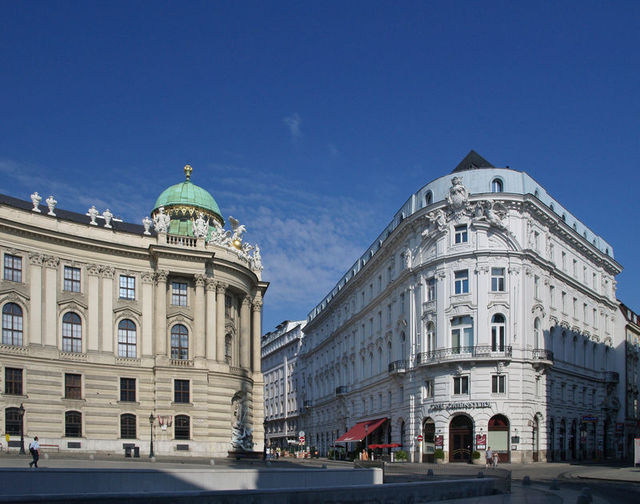 Plac Michała przed Hofburgiem.