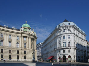 Plac Michała przed Hofburgiem.