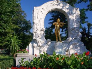 Pomnik J.Straussa w Parku Miejskim.