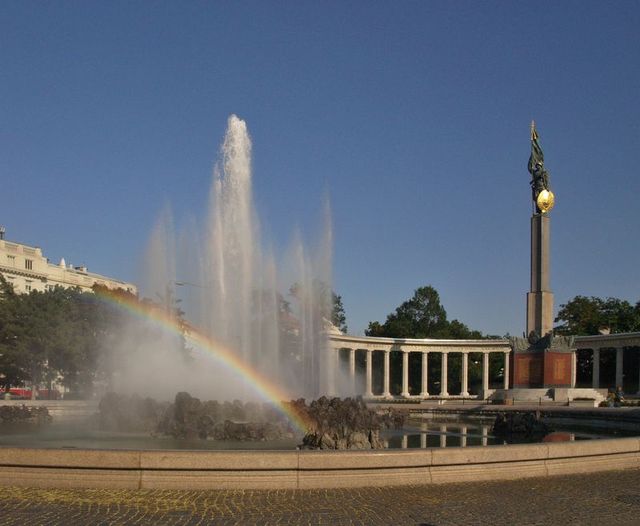 Pomnik Bohaterom przy fontannie.