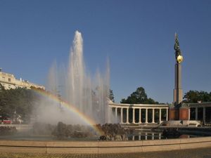 Pomnik Bohaterom przy fontannie.