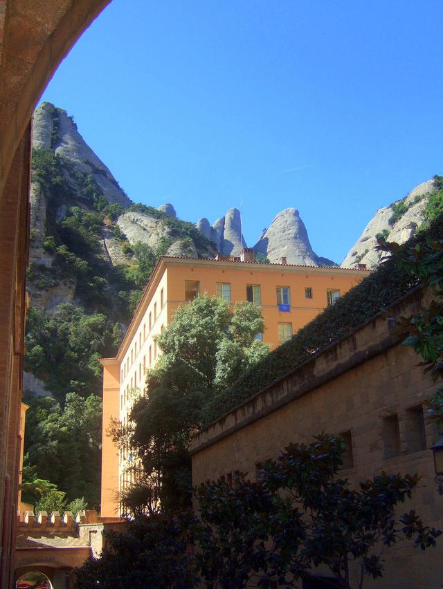 8267163 - Montserrat Montserrat czyli przepiłowana góra