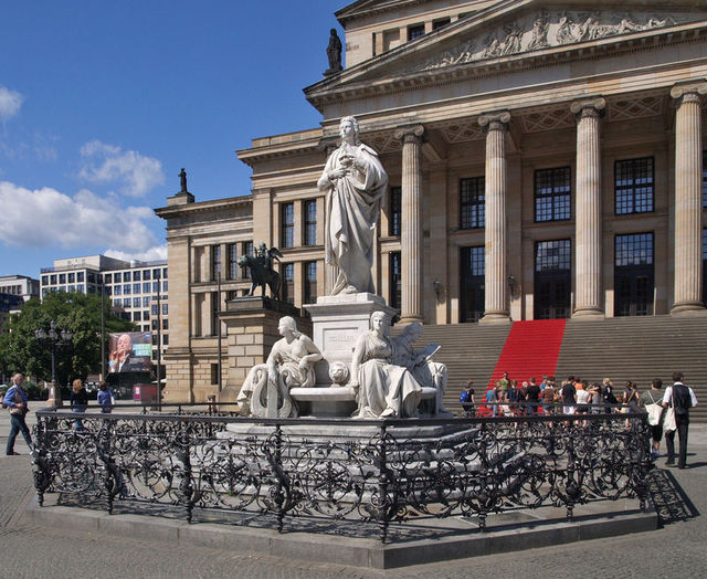 Pomnik Schillera przed Teatrem.
