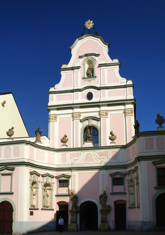 Barokowy fronton kościoła św. Ducha. 