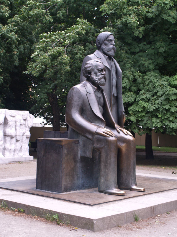 Pomnik Marksa i Engelsa.