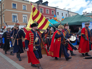 Przemarsz wojsk przez Rynek Wielki.