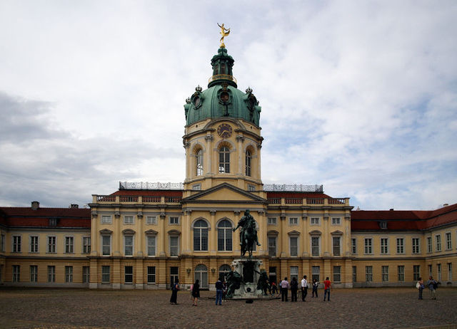 Barokowa fasada pałacu.