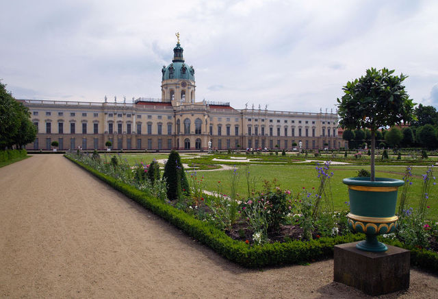 Widok na pałac z ogrodu.