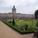 Widok na pałac z ogrodu.