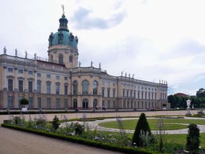 Fasada pałacu od strony ogrodu.