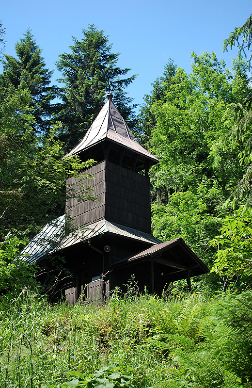 Drewniany kościółek w Żabnicy.