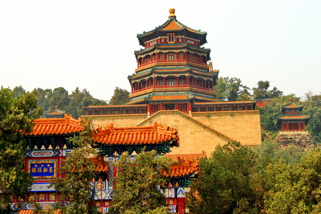Wieża Buddyjskiego Kadzidła od strony jeziora