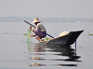 Poranny połów na jeziorze Inle