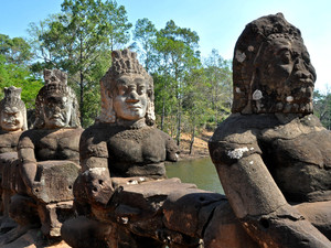 ...rzad demonów u wejścia do Angkor Thom