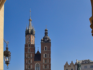 Bazylika Mariacka spod arkady Sukiennic.