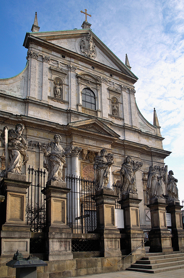 Figury Dwunastu Apostołów przed kościołem św.św.Piotra i Pawła.