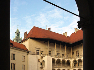 Wawel. Widok spod arkady.