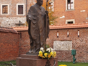 Pomnik Papieża JPII przed Katedrą.