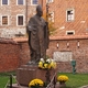 Pomnik Papieża JPII przed Katedrą.