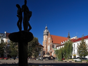 Fontanna z rzeźbą.
