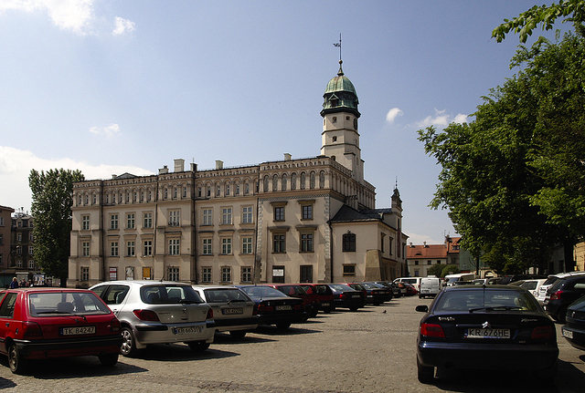 Plac Wolnica z Ratuszem.