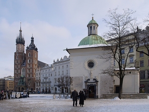 Dwa kościoły na Rynku Głównym.