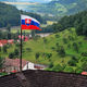 Słowacka flaga nad zamkiem.