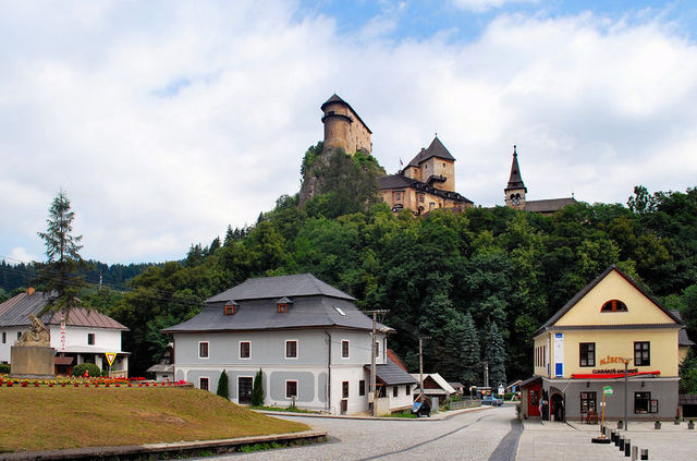 Widok na zamek i centrum wsi.