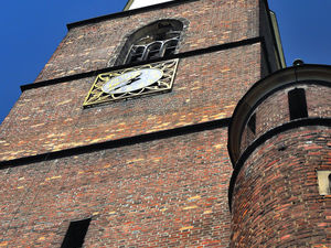 Wieża kościoła z zegarem.