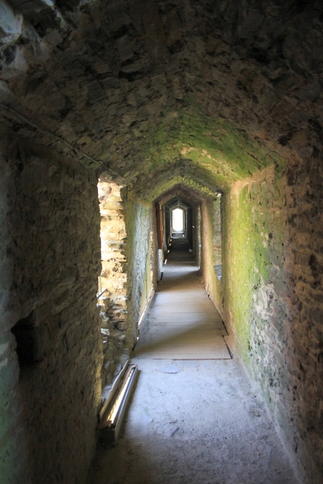 Wąskie korytarze zamku