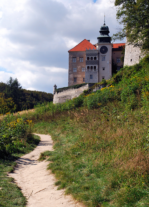 Górujący zamek nad Doliną Prądnika.